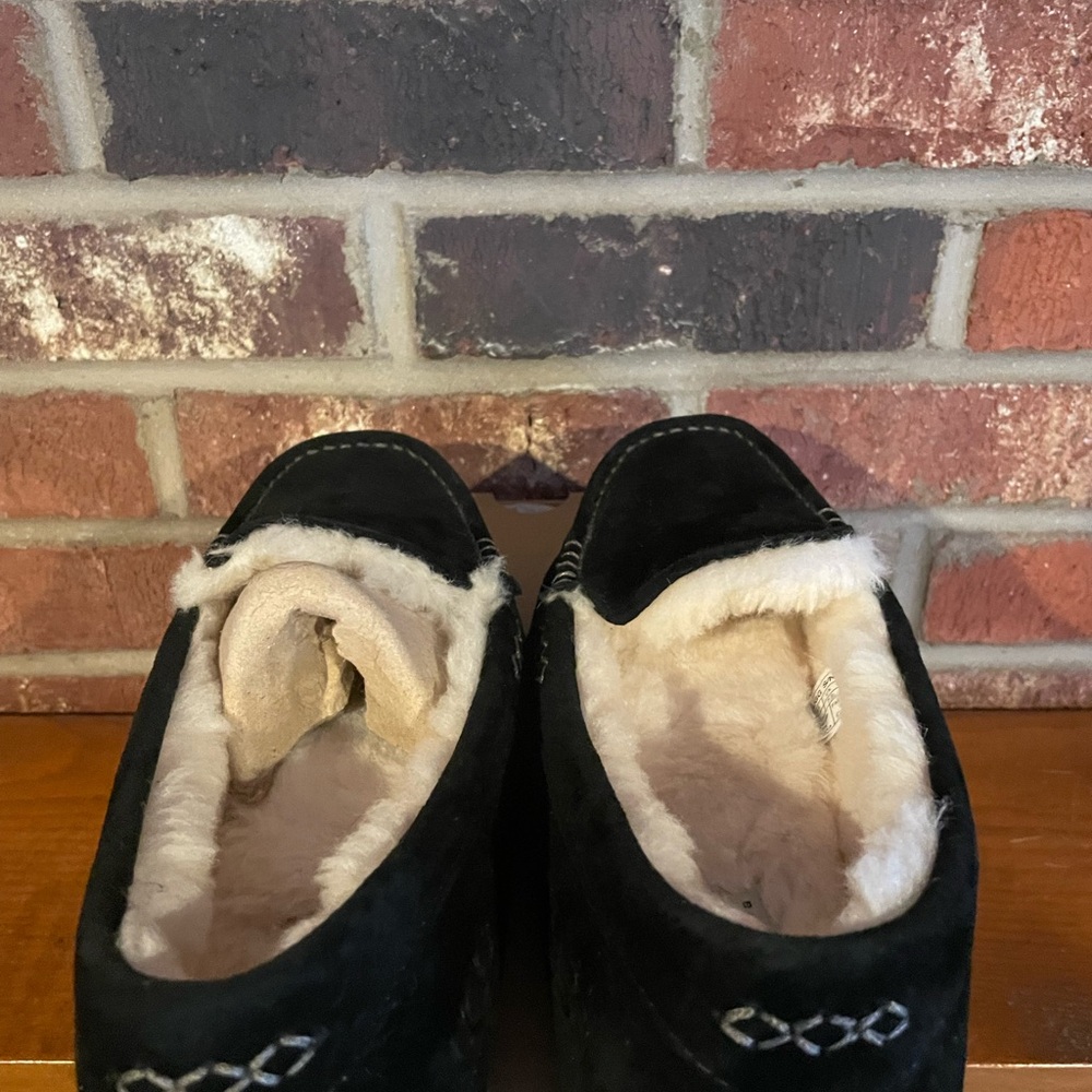 UGG W Ansley Black Slippers w/ Cream Lining - Picture 6 of 7
